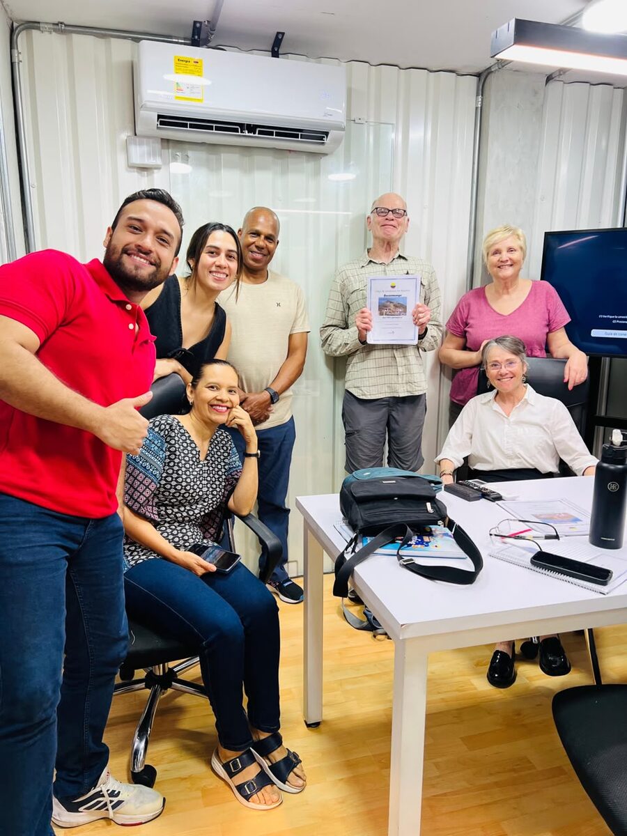 Equipo de Spanishland School con participantes del programa