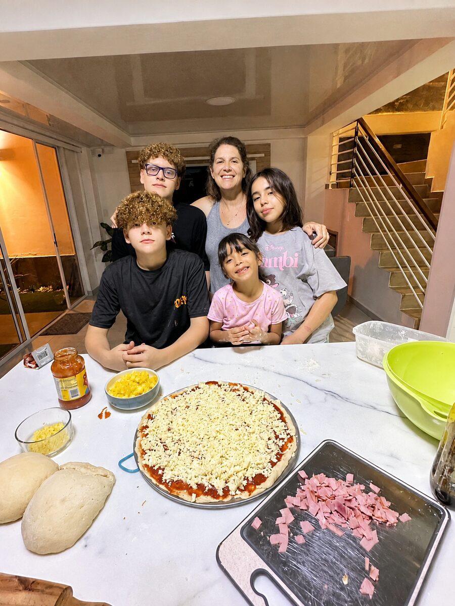 Familia anfitriona cocinando junto a los niños