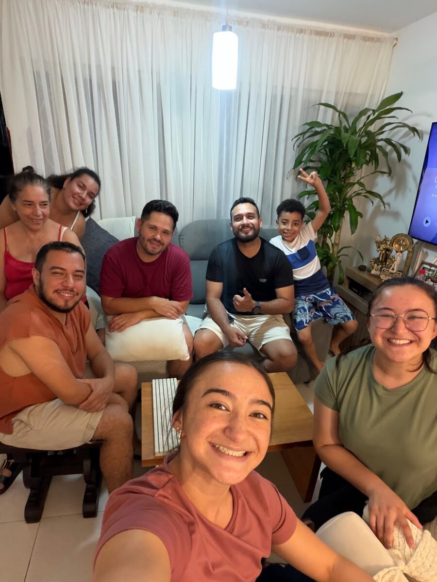 Familia anfitriona y visitantes compartiendo en casa